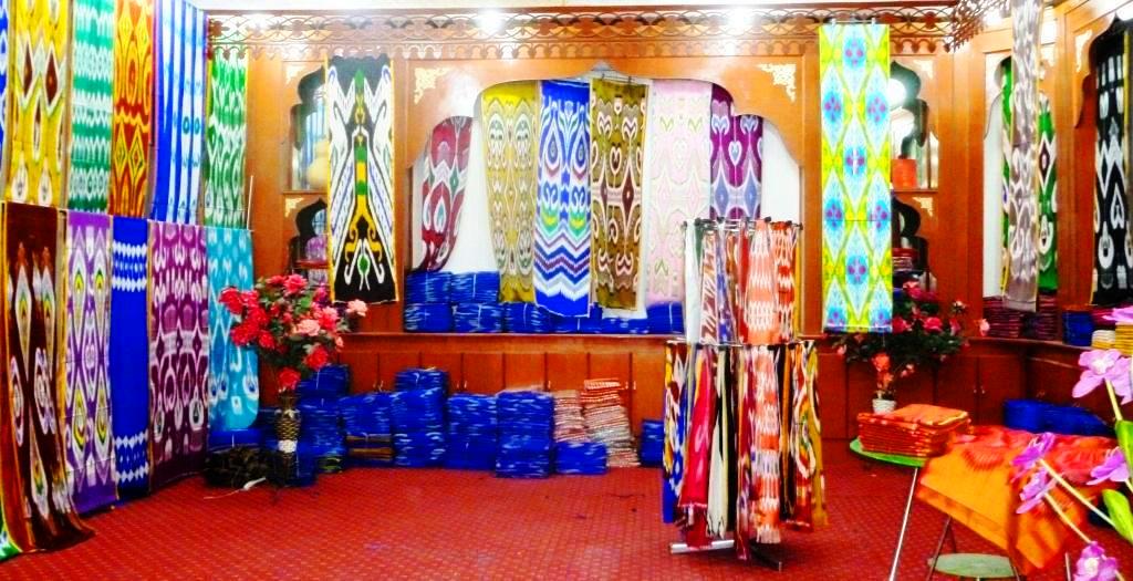 Khotanese_silks_on_display_in_shop.jpg