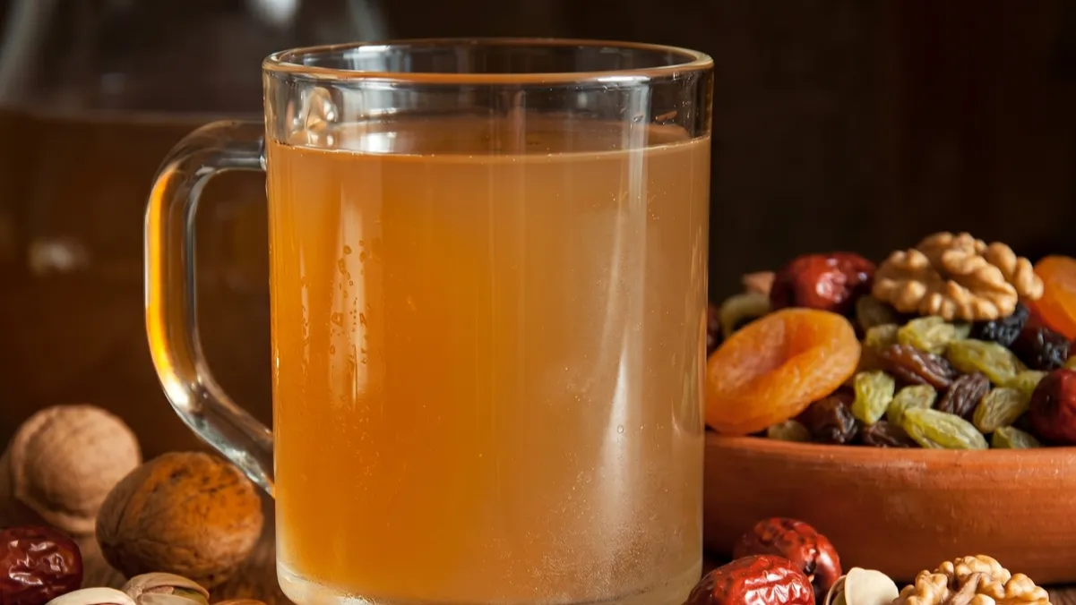 新疆伊寧の名物飲料「クワス」と、机に並ぶクルミや干しブドウなどの伝統的な果干・ナッツ類